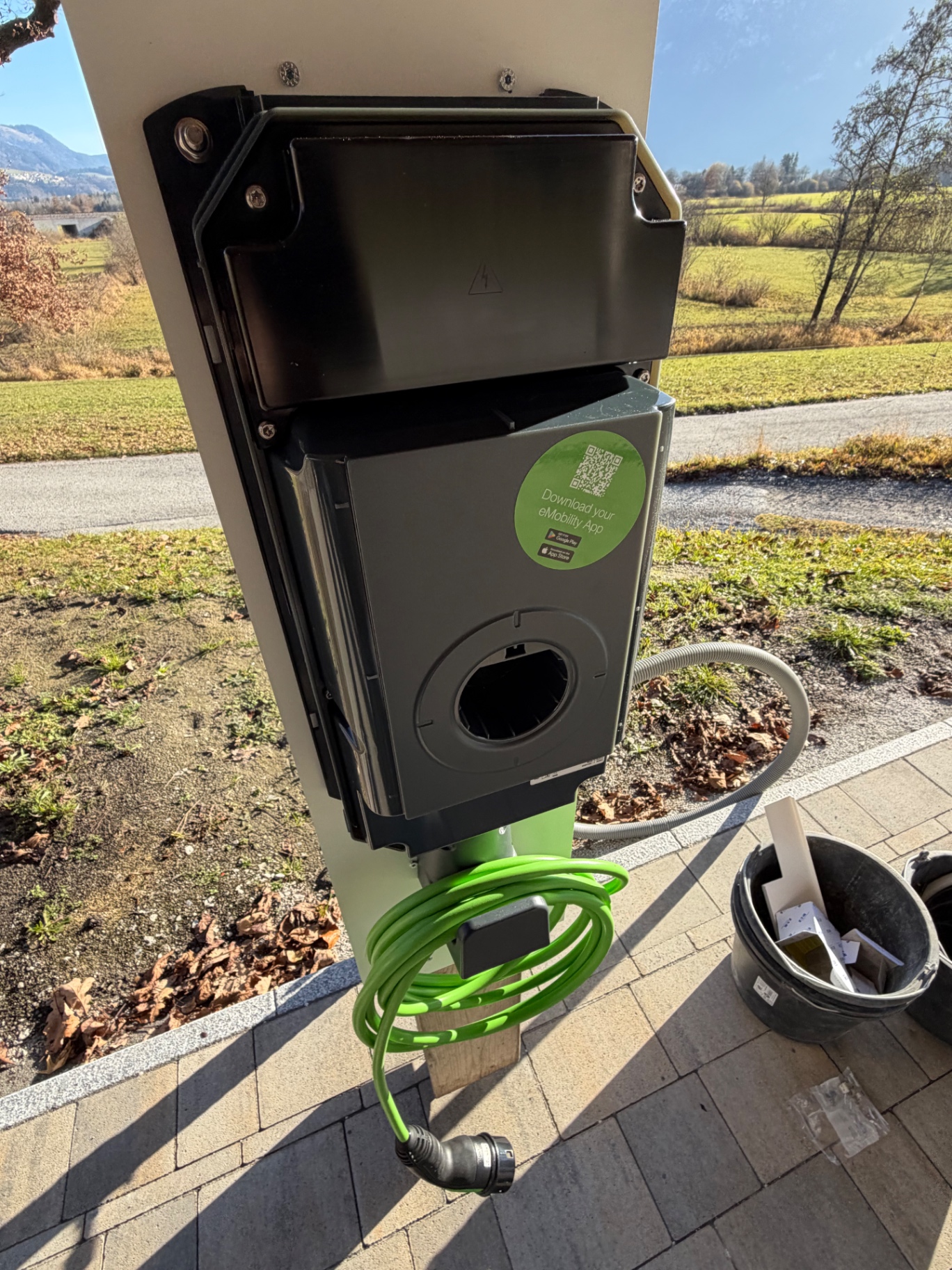 Installierte Wallbox / E-Ladestation im Außenbereich