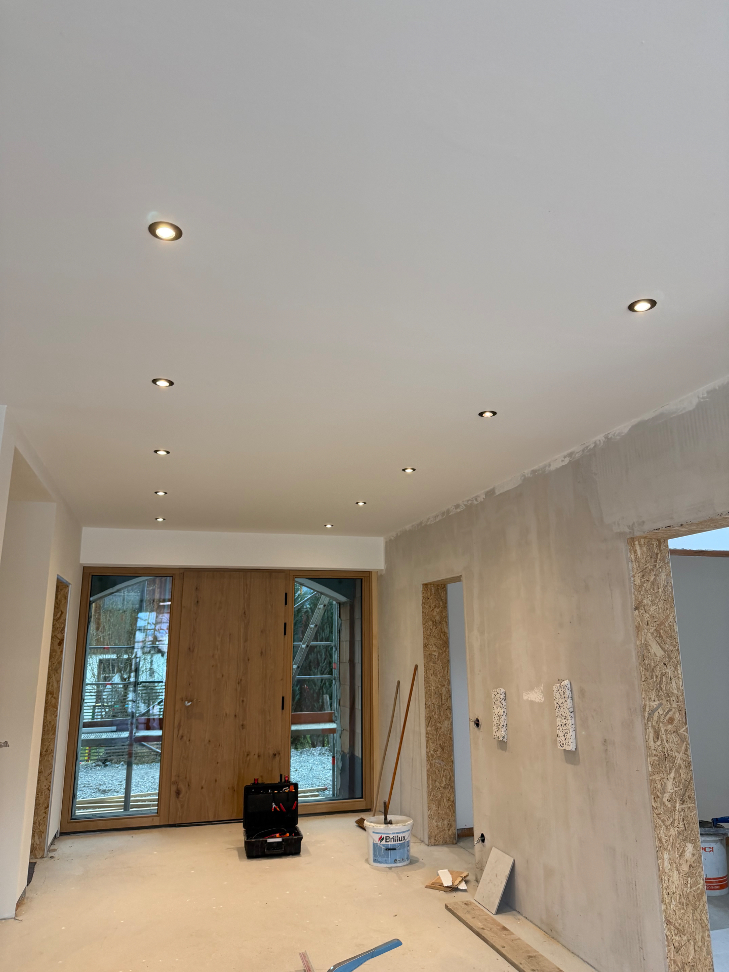 Frisch installierte Decken-Spots im Innenausbau